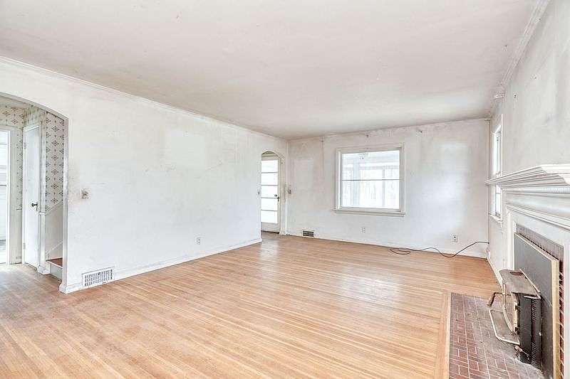 7th image of 262 Commodore Pkwy