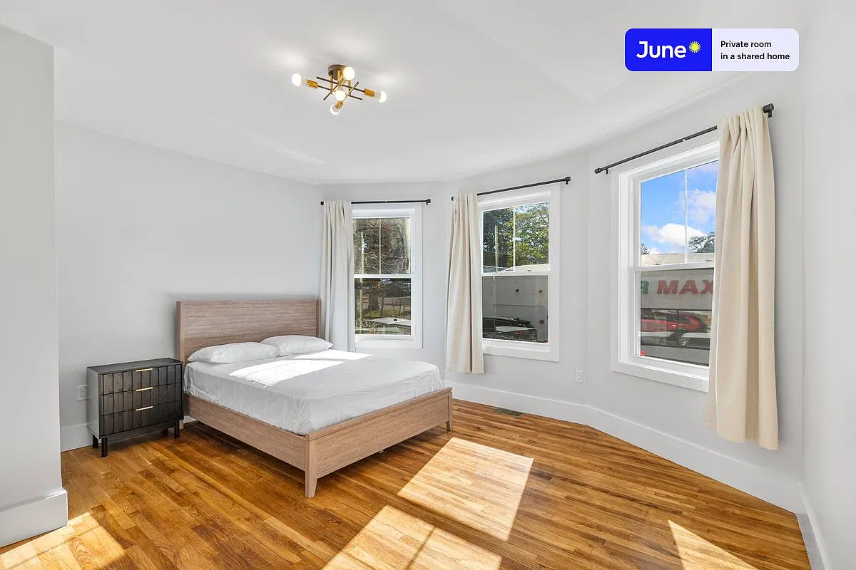 Queen bedroom in 5 bed/2 bath home in Roxbury #1901 A — Photo 1