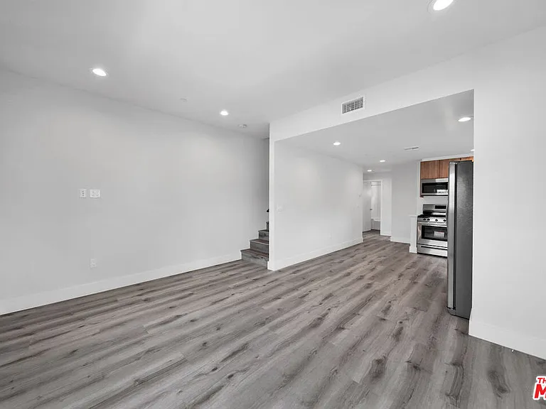 11524 Emelita St — Photo 7