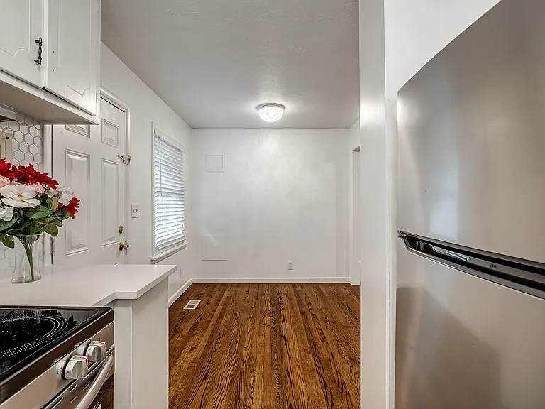 4620 N Harvey Pkwy — Photo 10