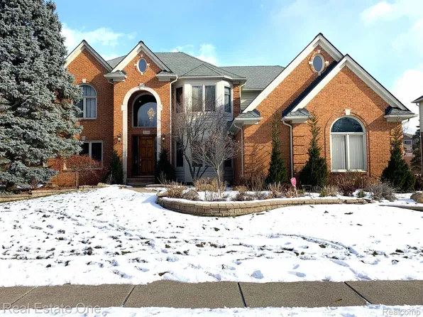 3696 Sleepy Fox Dr, Rochester Hills, MI 48309