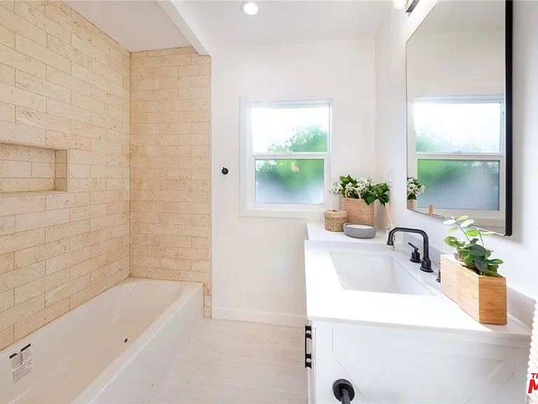 1435 W 71st St — Photo 12