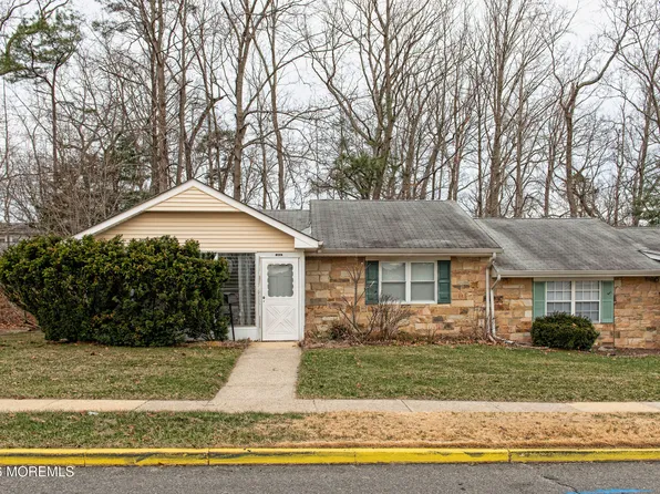 31 A Poinsettia Court, Lakewood, NJ 08701