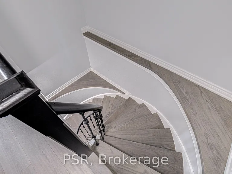 166 Adele Cres — Photo 33