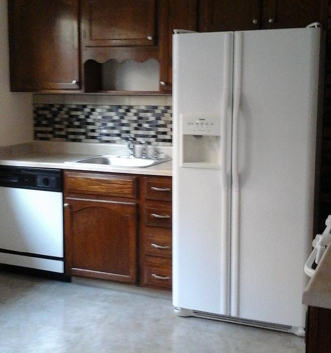 Kitchen w/fridge