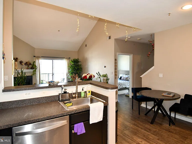 5121 Travis Edward Way #J — Photo 9
