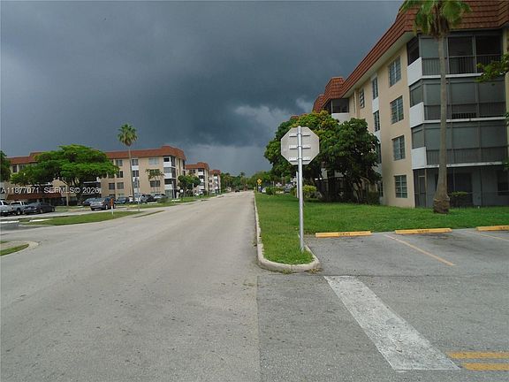 3rd image of 4174 Inverrary Dr APT 303
