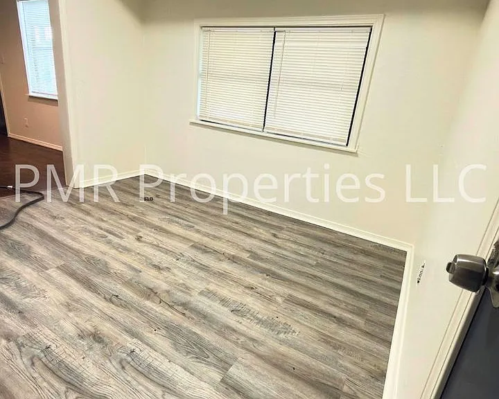 1411 NW Hoover Ave — Photo 3