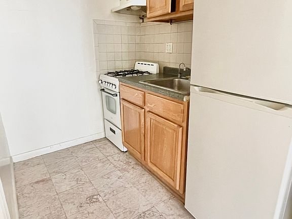 3rd image of 142 W 119th St APT 4