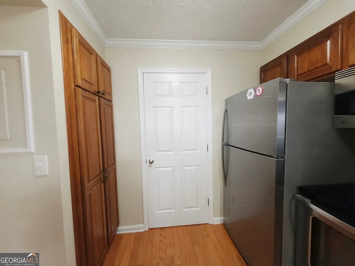 2 bed, 1.0 bath, 958 sqft, $1,800 — Photo 3