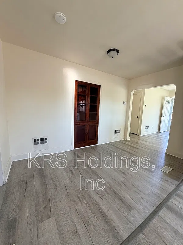 3 bed, 1.0 bath, 1099 sqft, $1,499 — Photo 3