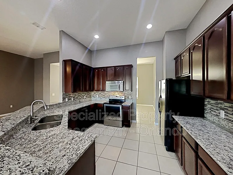 3 bed, 2.0 bath, 2061 sqft, $2,299 — Photo 4