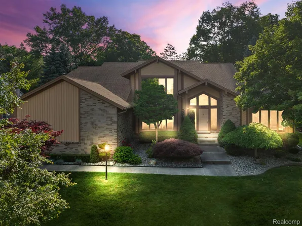 6385 Shagbark Dr, Troy, MI 48098