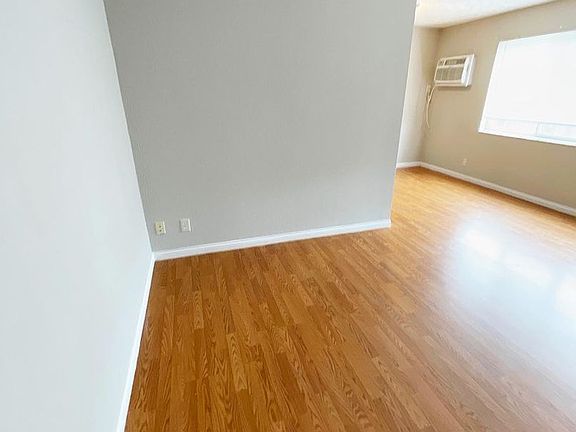 5th image of 563 Lowell Ave APT 6