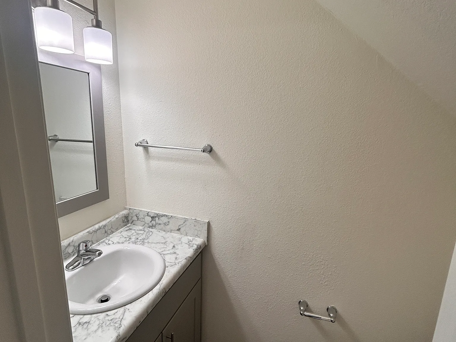 2 bed, 1.5 bath, 1154 sqft, $1,560 — Photo 3