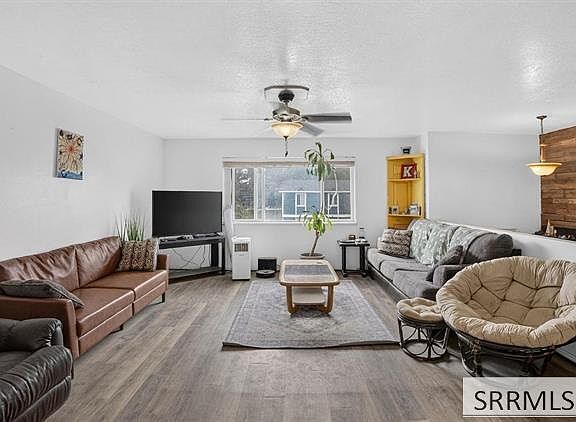 2nd image of 940 Castle St