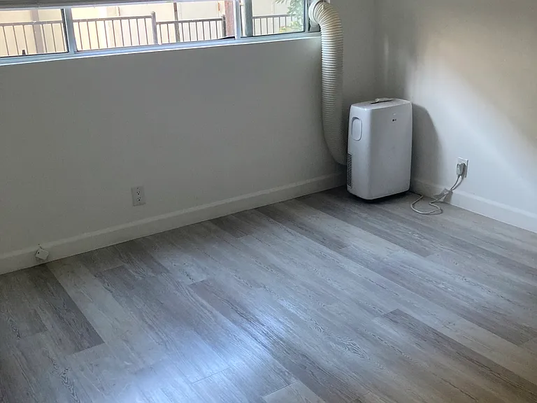 968 S Barrington Ave — Photo 4