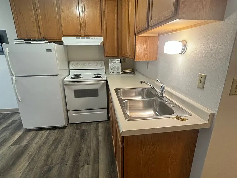 1440 Dakota Dr N — Photo 4