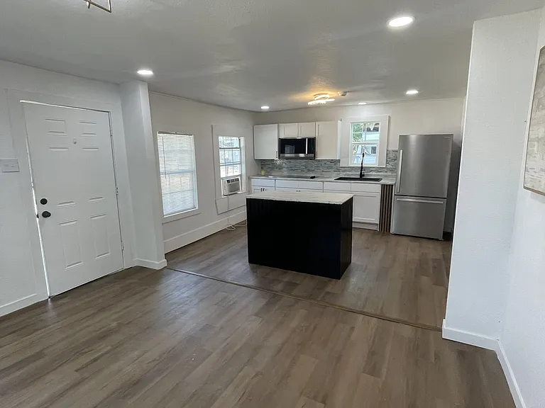 2715 Woodlawn Blvd — Photo 2