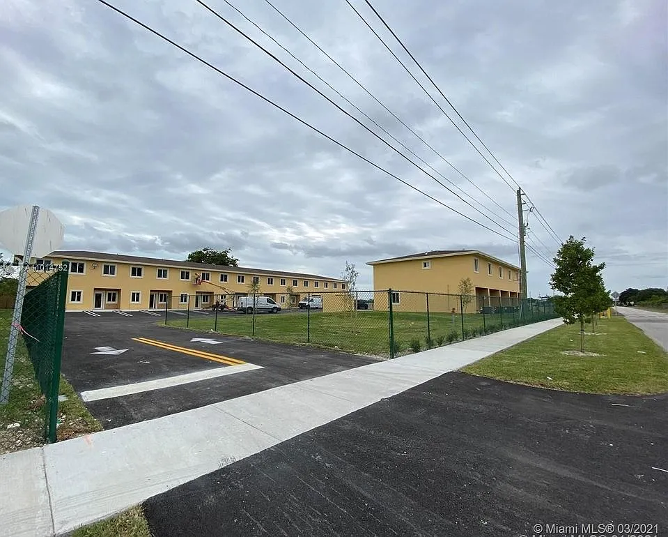 Building Photo - 875 SW 7th St #3B