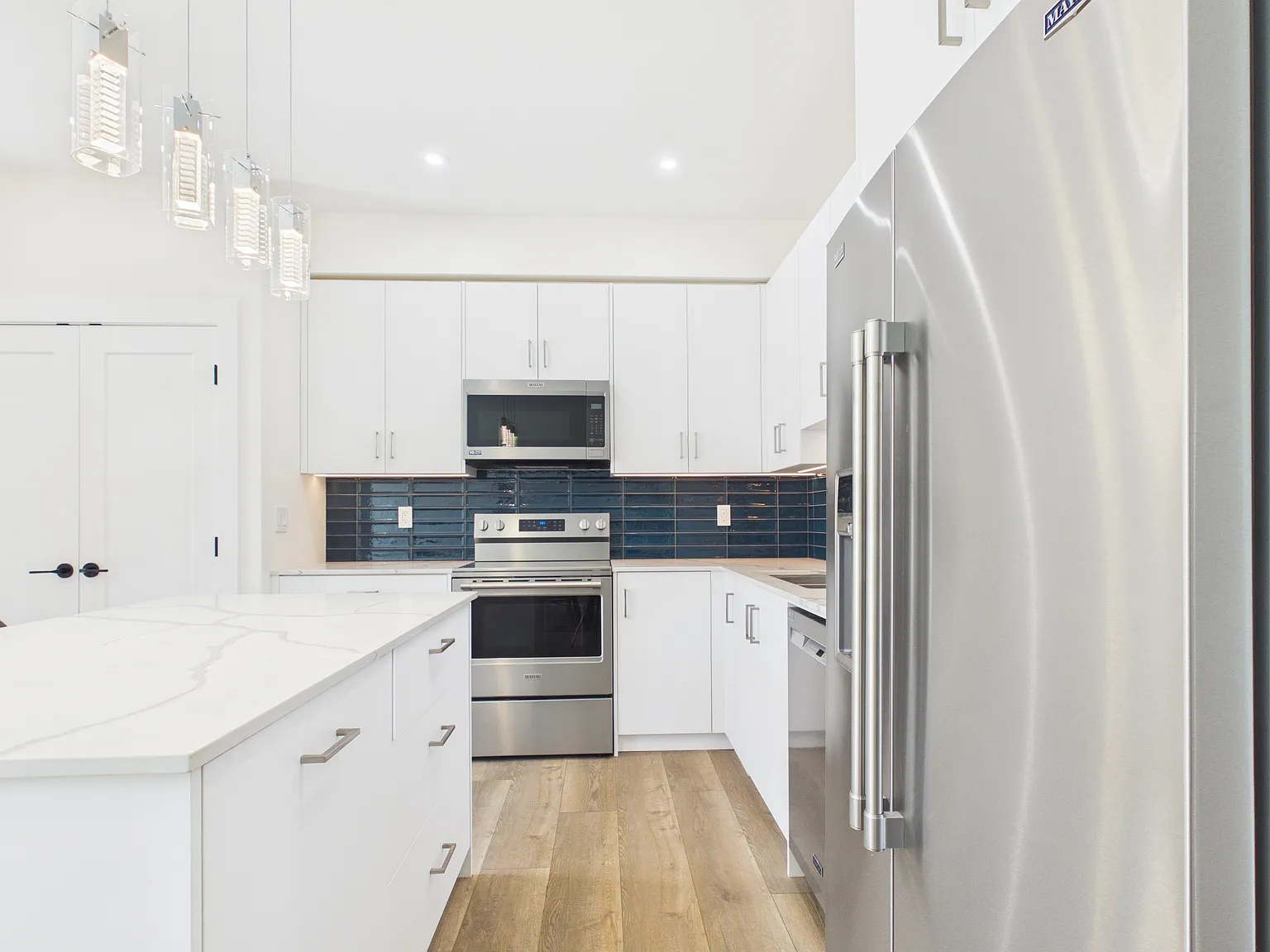 3 bed, 2.5 bath, 1249 sqft, $2,400 — Photo 4