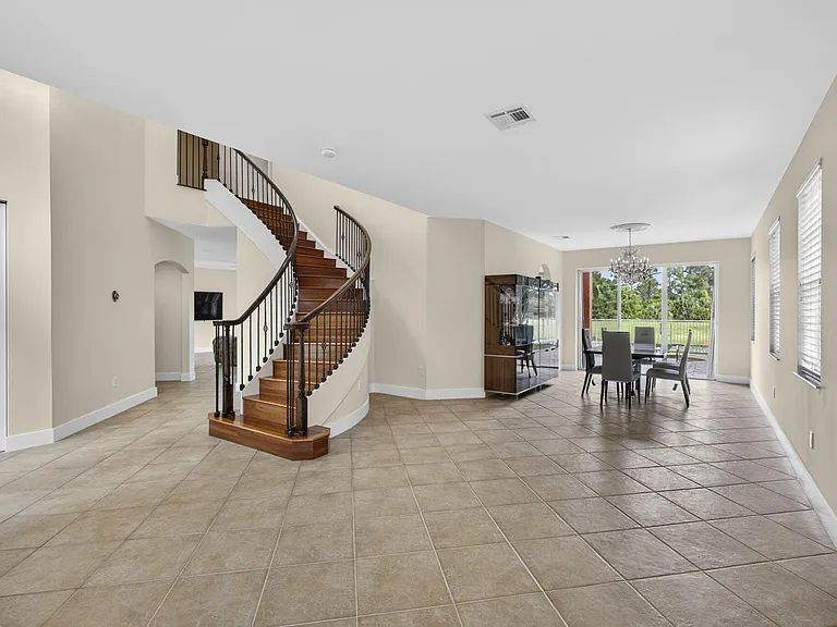1724 Annandale Cir — Photo 13
