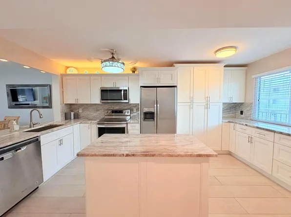 3138 Via Poinciana #306, Lake Worth, FL 33467