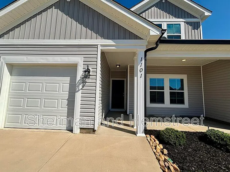 1101 Clareton Dr — Photo 2