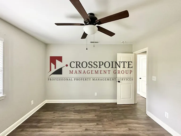 300 Pecan St — Photo 18