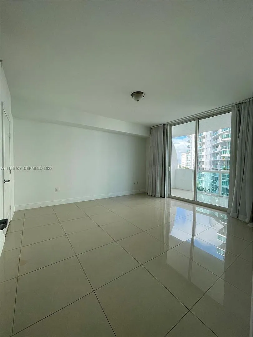Luxury 2BR/2BA with Stunning Biscayne Bay Views & 5-Star Amenities — Photo 3