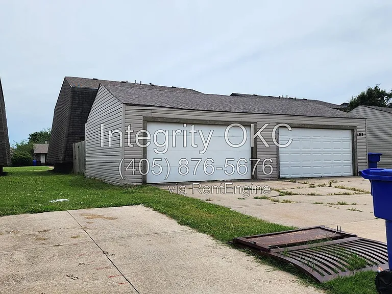 1315 Eastgate Dr — Photo 2