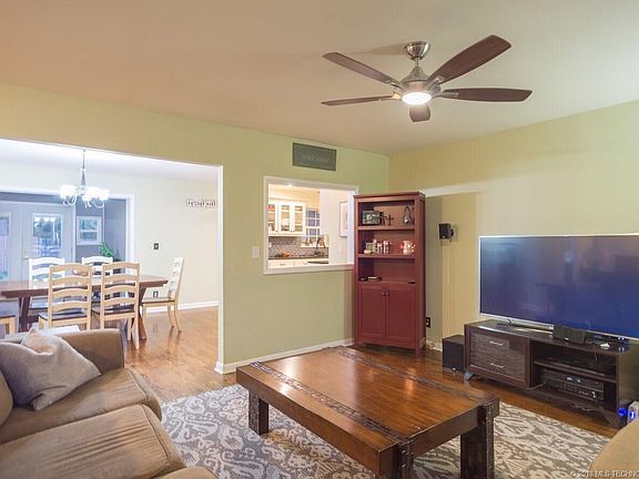 4th image of 309 E 15th St