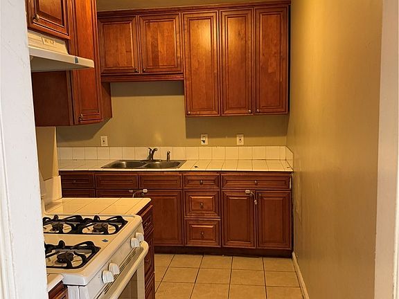 4th image of 1017 W 73rd St