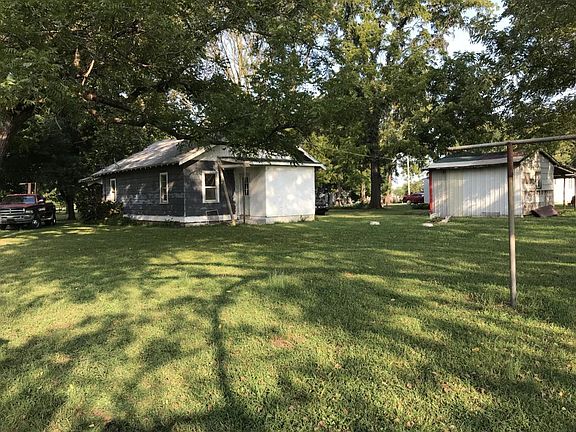 Image 2: Large backyard