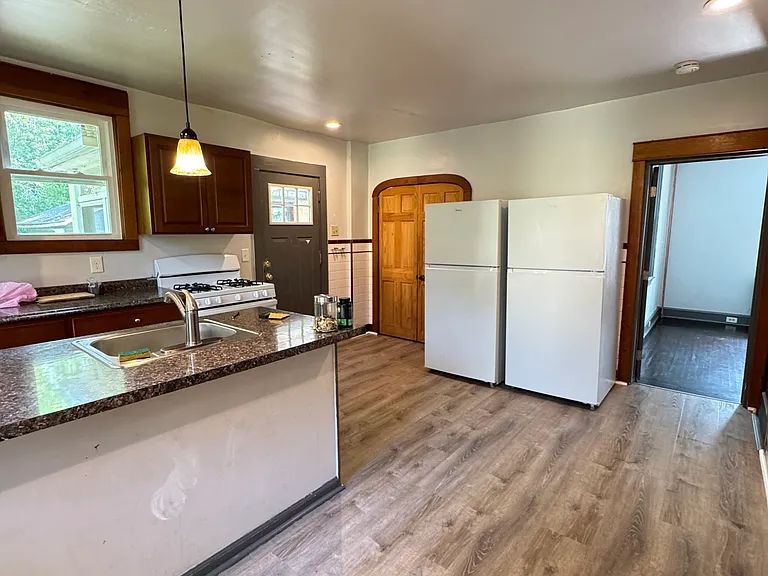 215 E High St — Photo 9