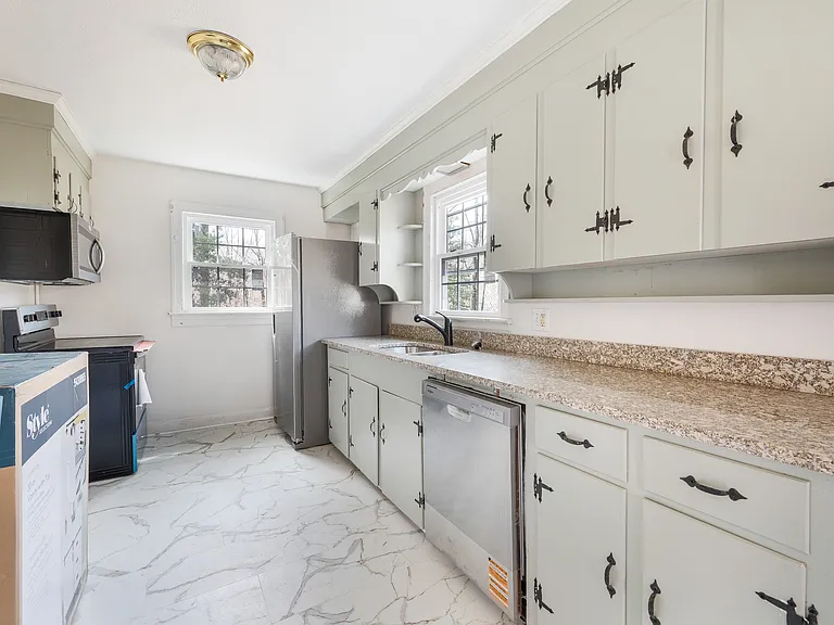 228 Newcomb Dr — Photo 6