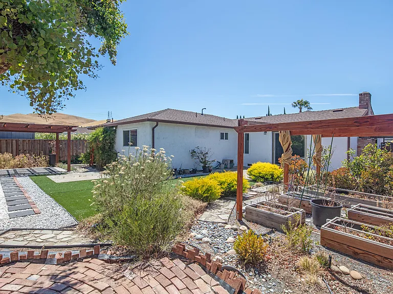 2225 Mount Whitney Dr — Photo 25