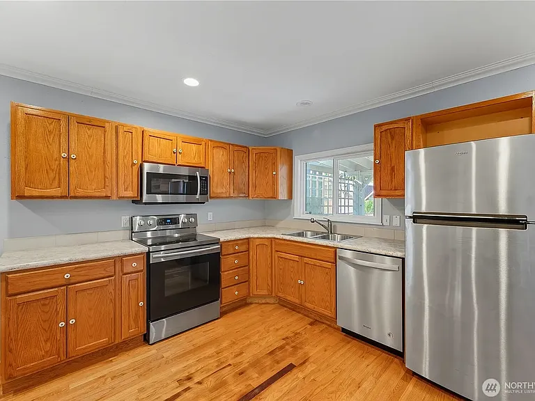 321 Craig St — Photo 8
