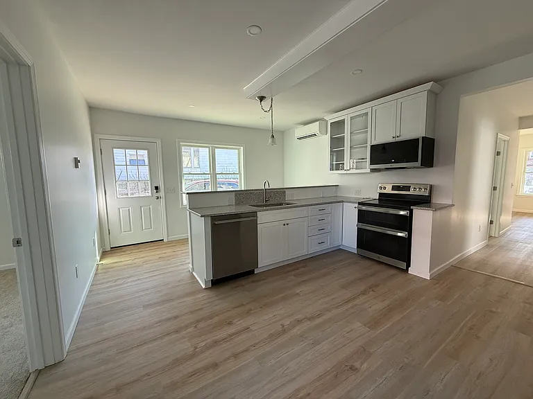 328 1st St #1 — Photo 3