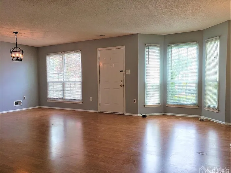 19 Goodwin Dr — Photo 2