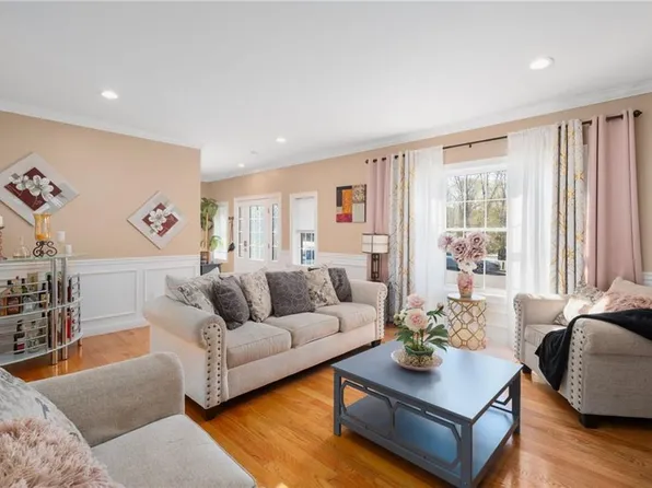 14 Dover Ave, Lincoln, RI 02865