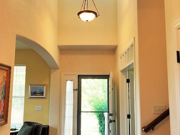 Entry way w/ vaulted ceiling