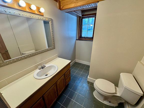 5th image of 209 Lakeshore Dr W
