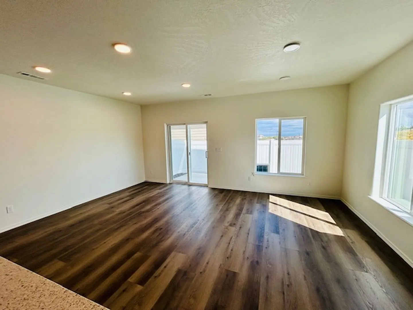 3 Bedroom 2.5 Bathroom Townhome — Photo 2