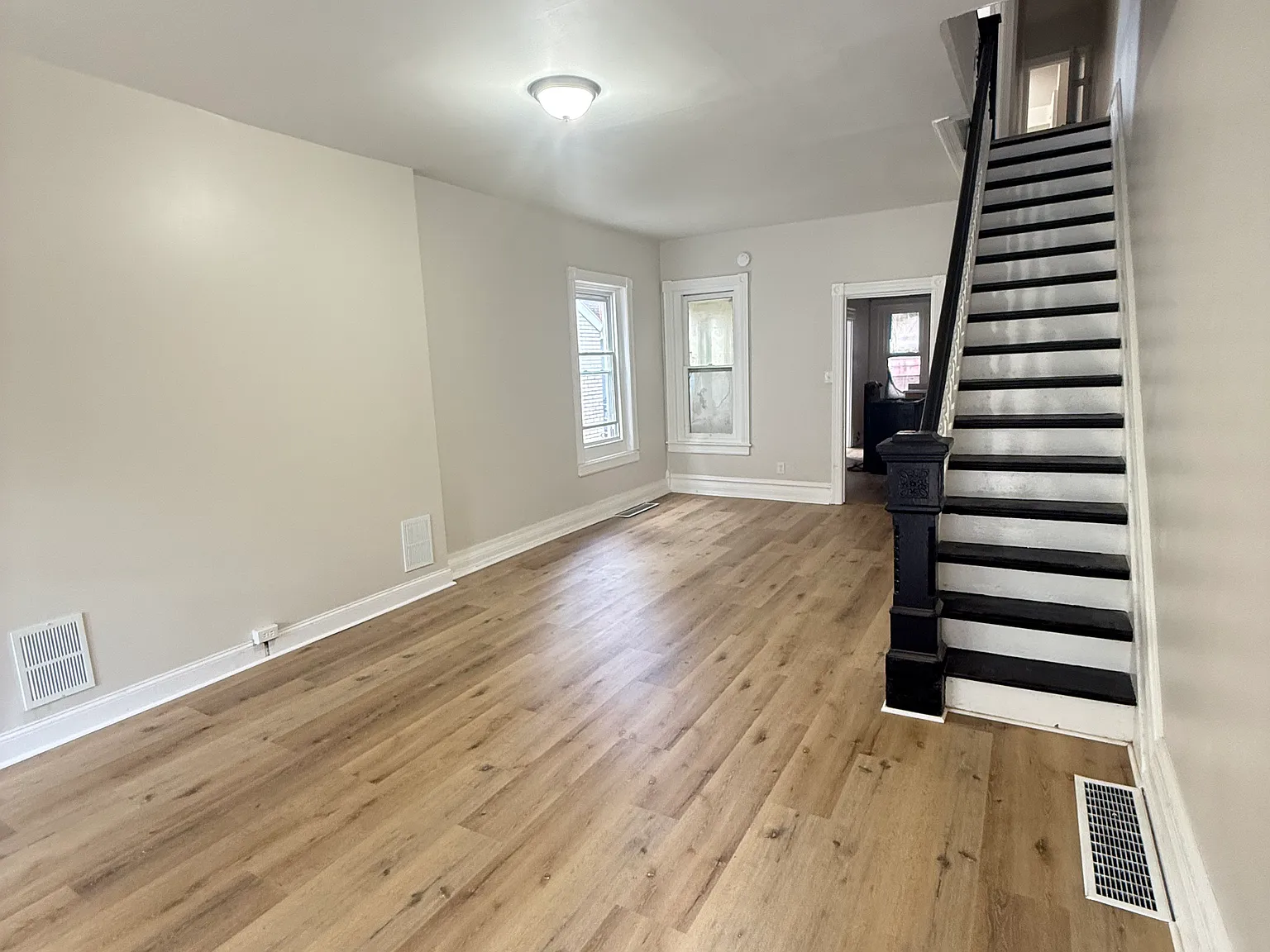 5 bed, 1846 sqft, $2,550 — Photo 2