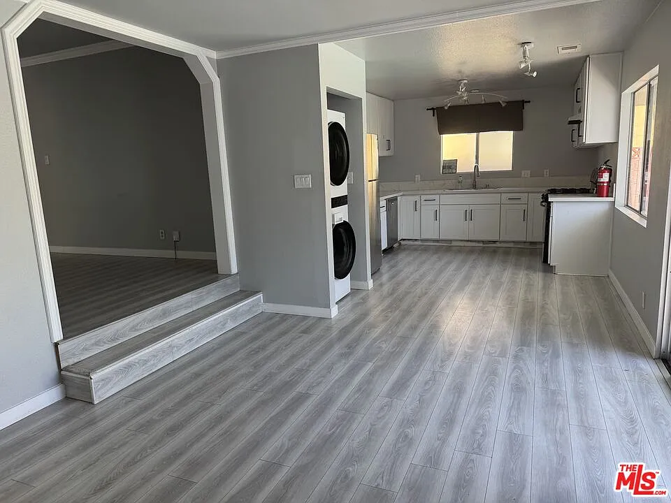 3 bed, 2.0 bath, 1465 sqft, $4,500 — Photo 2