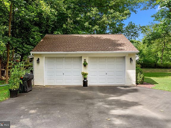5th image of 6 Tall Oaks Ln