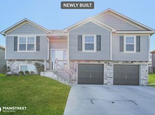1407 NW High View Dr, Grain Valley, MO 64029