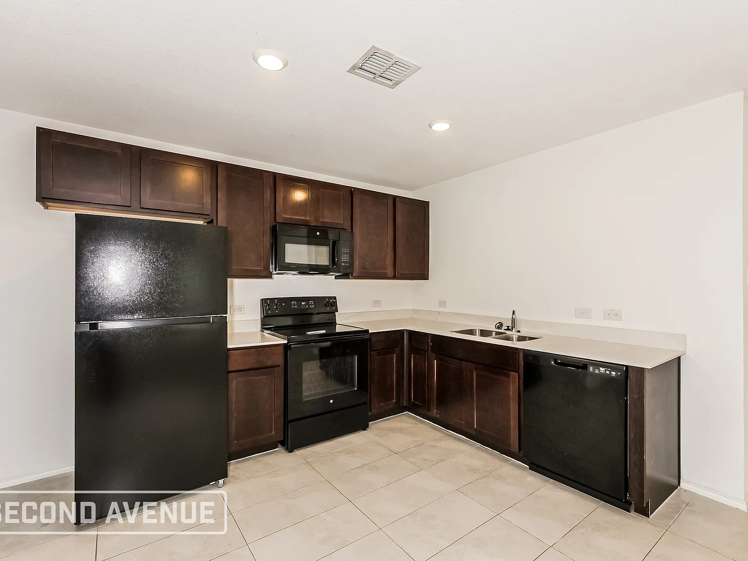 3 bed, 2.0 bath, 1028 sqft, $2,299 — Photo 3
