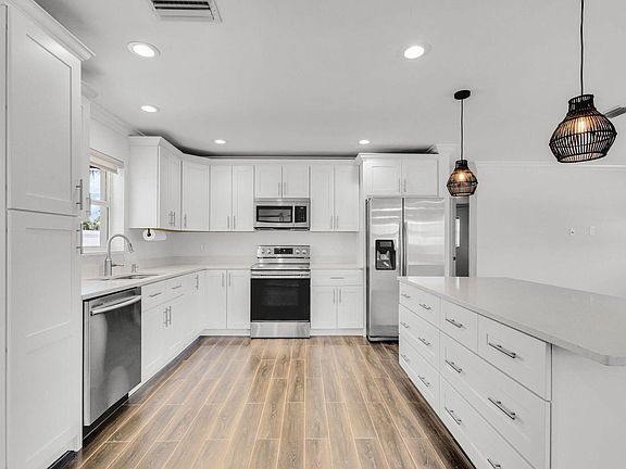2nd image of 204 W Whitney Dr